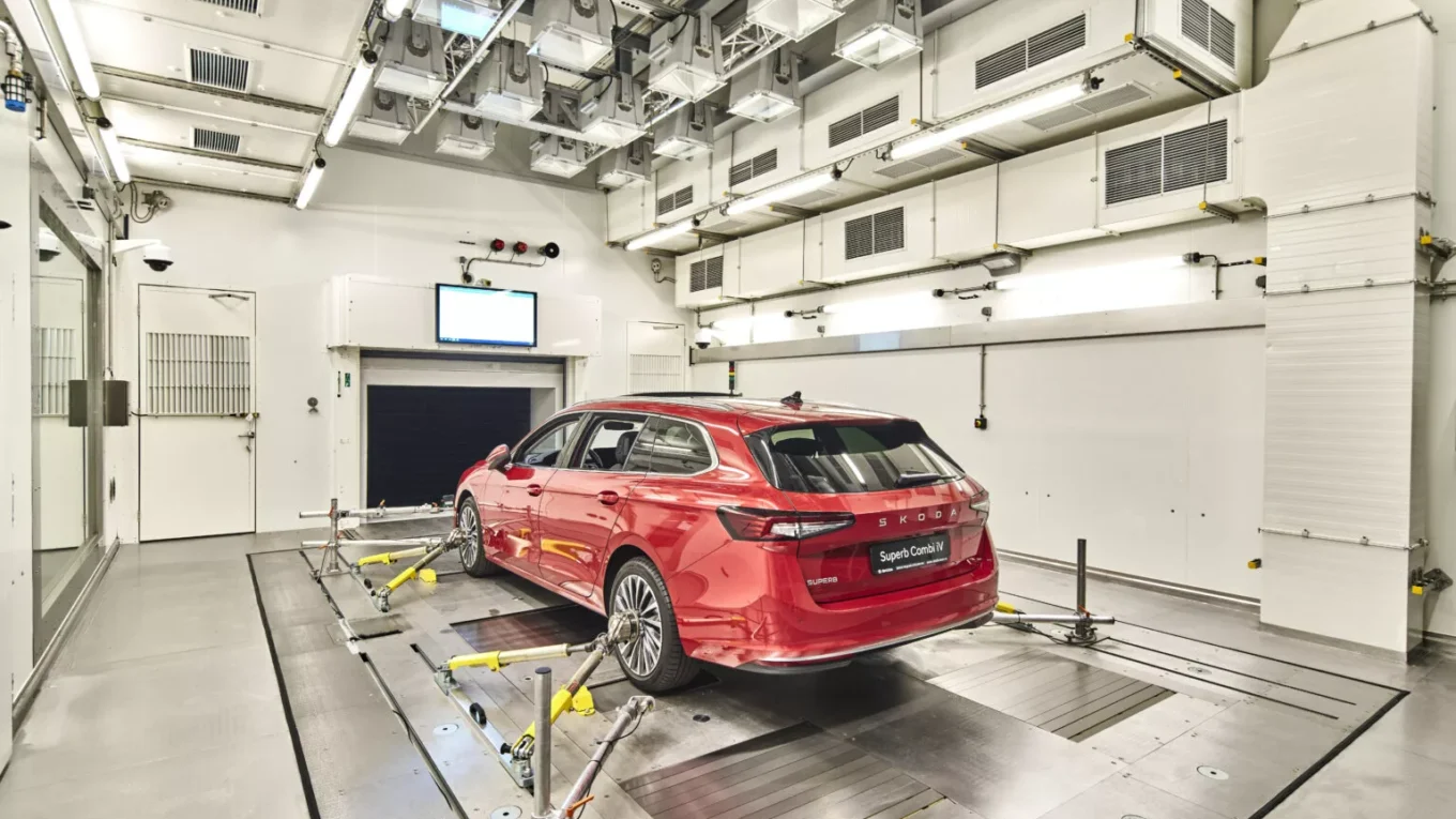 Škoda umí vyrobit velehory, vichr i letní žár v jedné místnosti