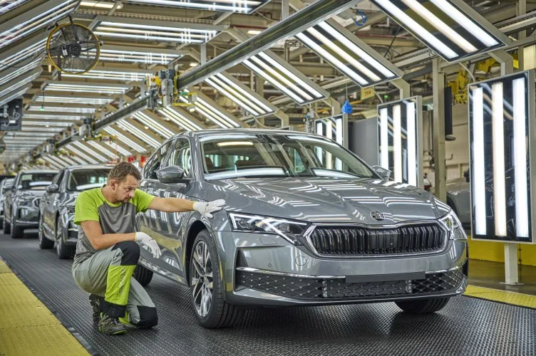Volkswagen sice vrávorá nad hlubokou propastí, ale Škodě se daří. Zákazníkům letos dodala statisíce aut a zvýšila zisk