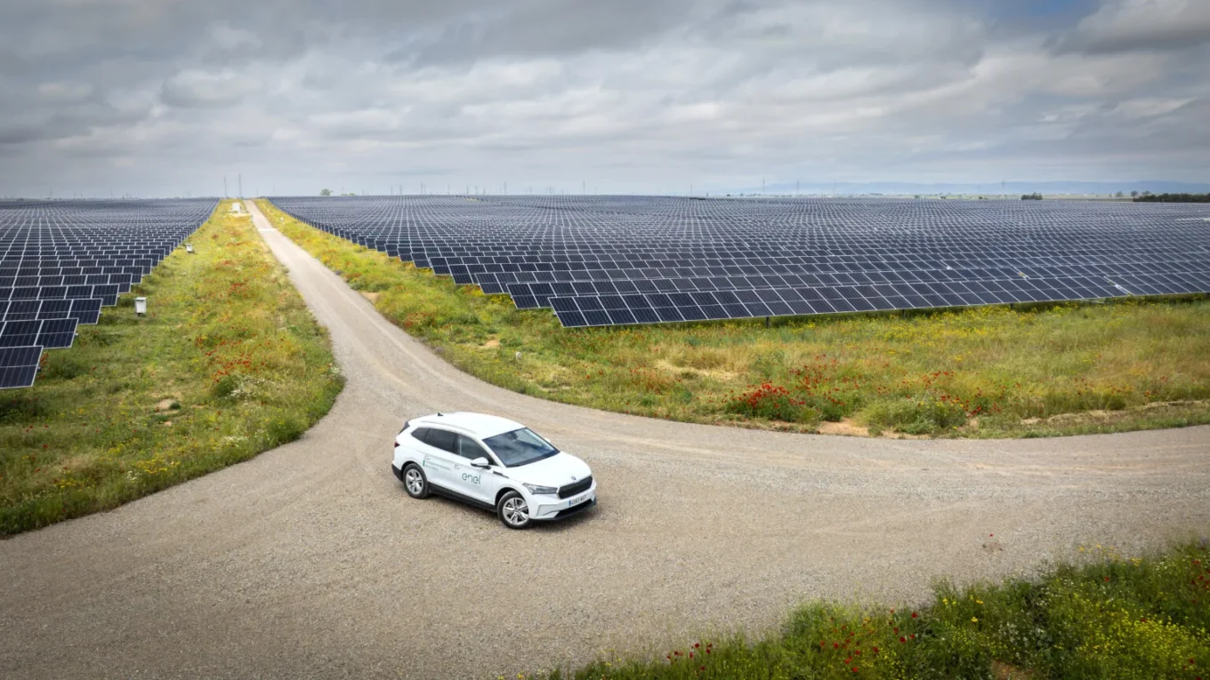 Španělský energetický obr poslal elektromobily do terénu. Škoda Enyaq má za úkol obstát