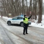 Snowboard za autem v parku? Ve Varnsdorfu to skončilo pokutou od městské policie