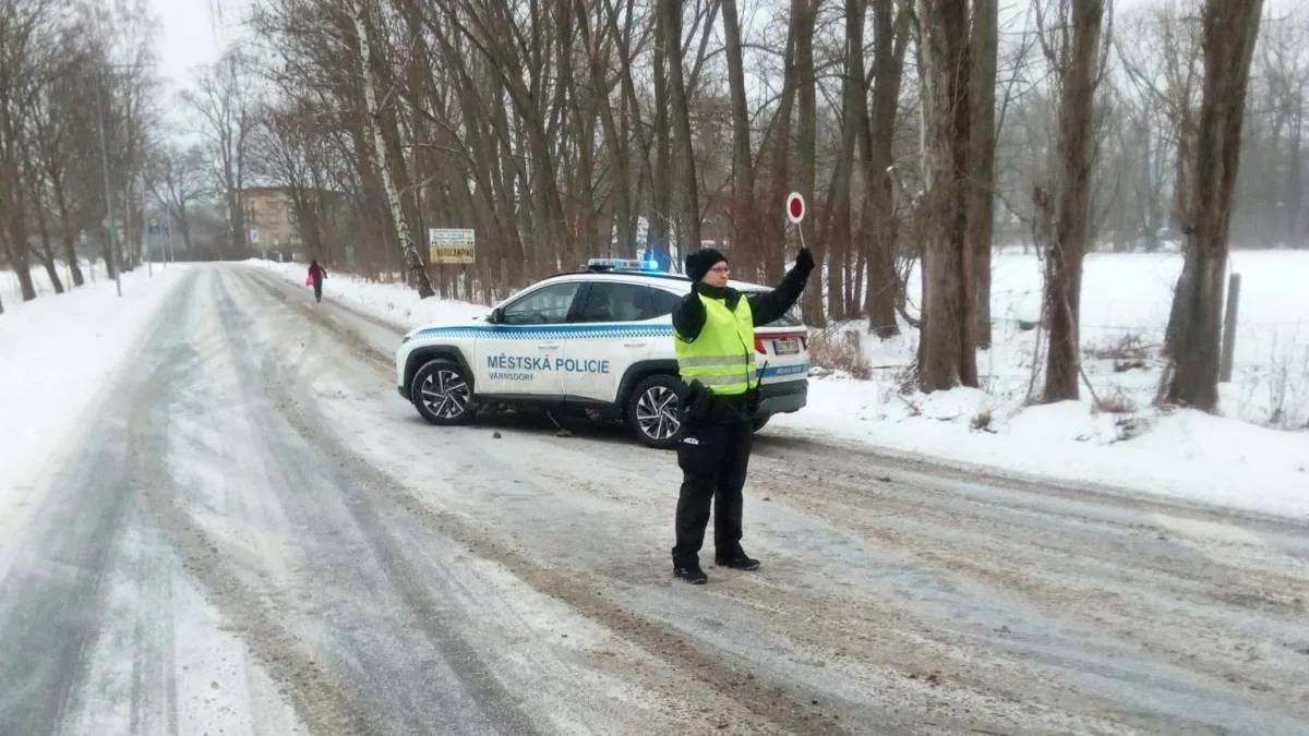 Snowboard za autem v parku? Ve Varnsdorfu to skončilo pokutou od městské policie