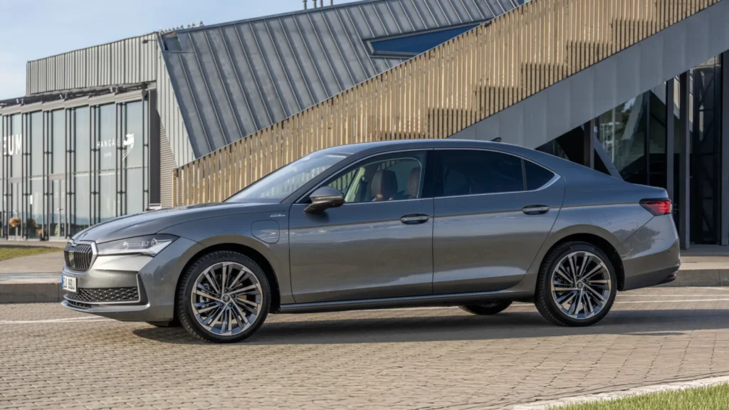 Nejsilnější Škoda Superb se spalovacím motorem: nová 200kW verze iV míří do výbav Sportline a L&K