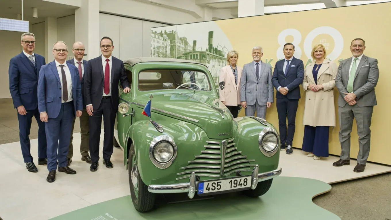 Podle prezidenta Pavla nemusí být elektromobilita nejsprávnější cestou. S manželkou navštívil Škodu Auto