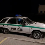 Maják na střeše a nápisy Policie ČR. Starý Forman narazil na skutečnou hlídku a byl z toho velký problém