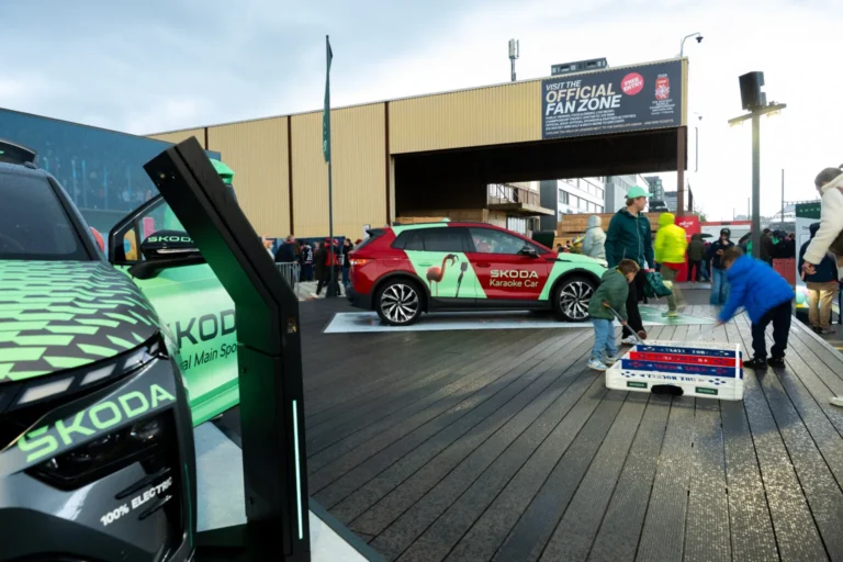 Fanoušci nasednou, zazpívají a odjedou s vlastním videem. Škoda na MS v hokeji překvapila