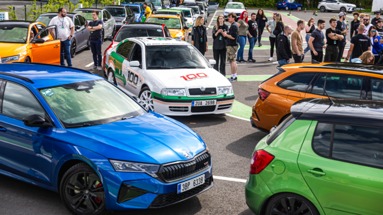 Fanoušci Škodováckých modelů RS zaplnili Sosnovou. Škoda slavila 125 let motorsportu ve velkém stylu