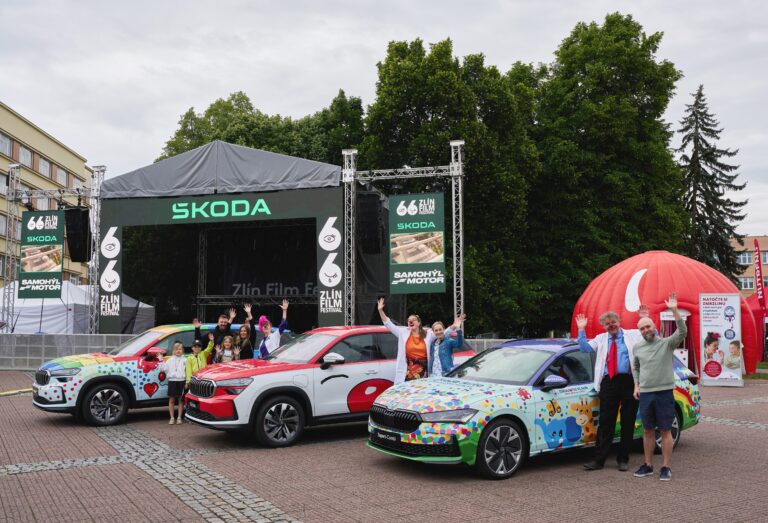 Škoda Auto předala Zdravotním klaunům tři auta. Jejich podobu navrhly samy děti