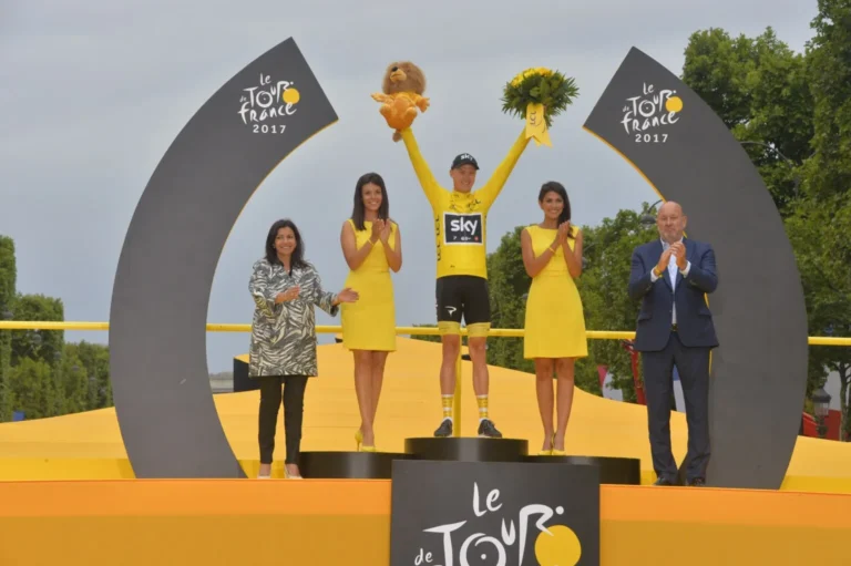 Škoda ulovila cyklistickou legendu. Chris Froome teď bude jezdit v jejích barvách