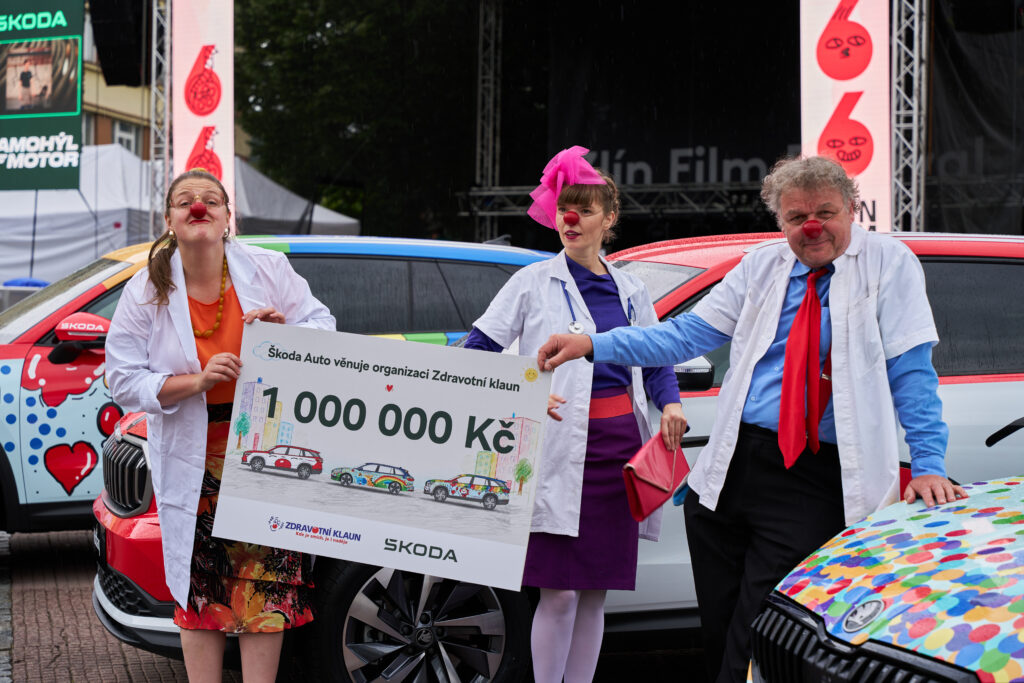 3 Skoda Auto Predala Na Zlin Film Festivalu Tri Automobily Organizaci Zdravotni Klaun F03D6791