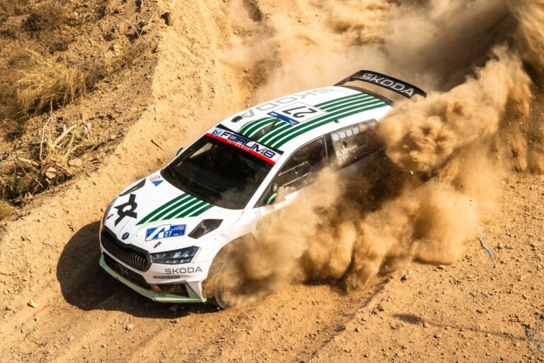 Škoda slaví v Řecku double. Rally Acropolis rozhodl defekt a souboj týmových kolegů