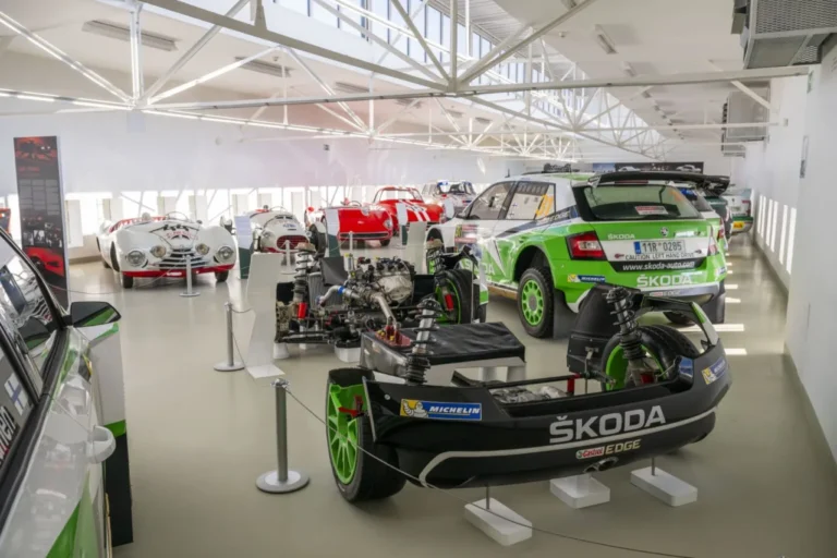 Škoda muzeum ukazuje historii 125 let motorsportu. Nejsou tu jen auta, ale i poklady, které běžně neuvidíte
