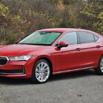 Hybridy dotahují naftu, ale král zůstává stejný. V reálném testu má ze všech aut nejdelší dojezd Škoda Superb