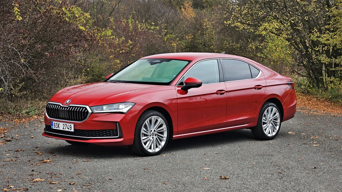 Hybridy dotahují naftu, ale král zůstává stejný. V reálném testu má ze všech aut nejdelší dojezd Škoda Superb