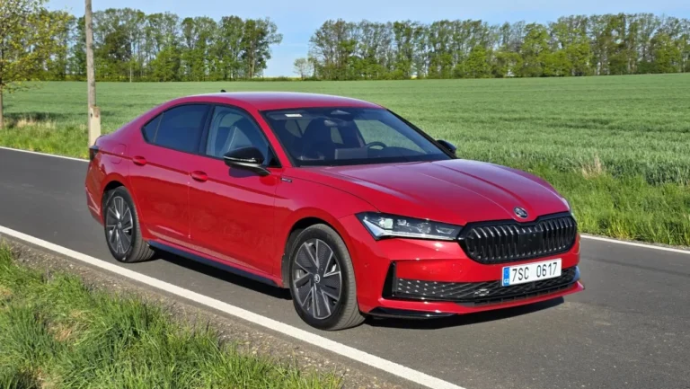 Test Škoda Superb 2,0 TDI 4×4 DSG: Tichý, prostorný, rychlý, ale přesto úsporný (2026)
