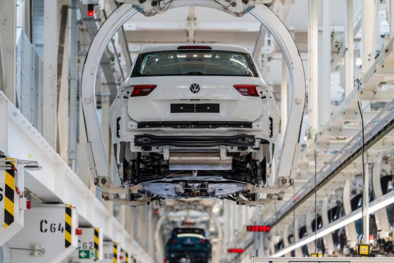 Vedení Volkswagenu bije na poplach. Šest z devíti manažerů vidí ohrožení existence koncernu