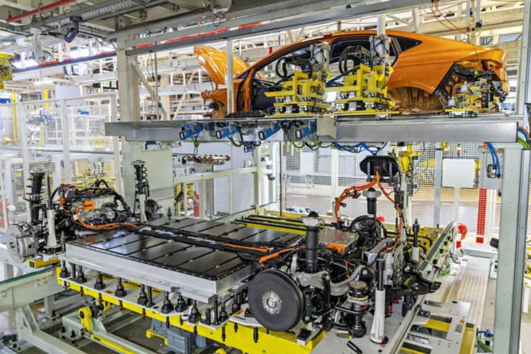 Česká výroba aut letos roste. Hybridy už tvoří více než pětinu produkce