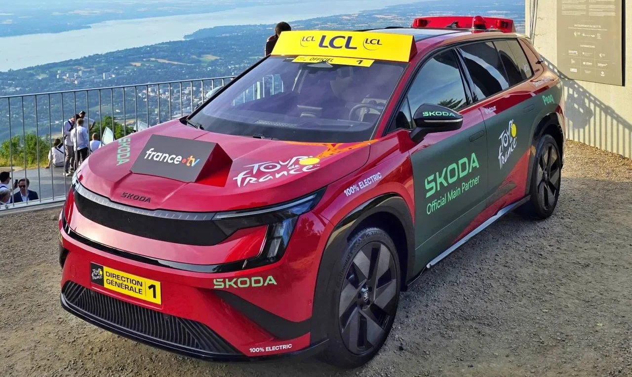Šest antén, šampaňské a střecha naruby. Elektrická Škoda Peaq bude řídit Tour de France 2026