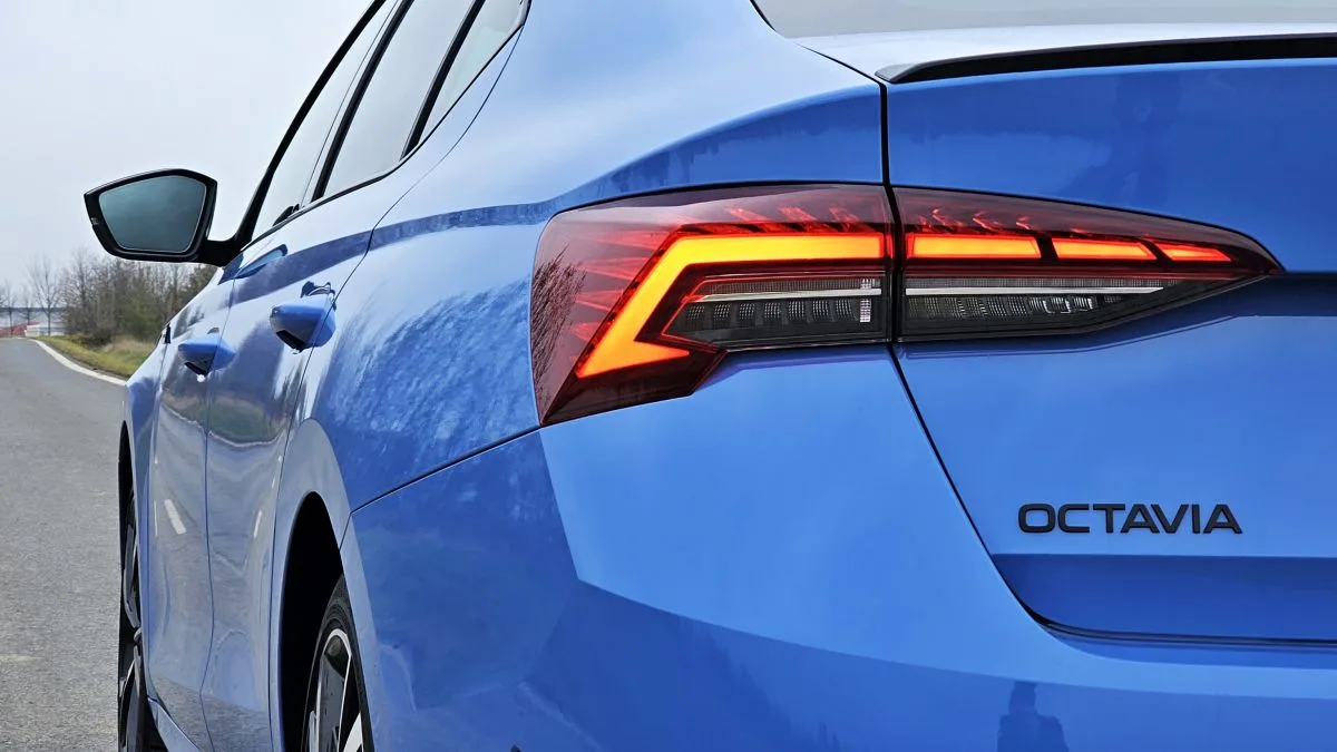 Druhý facelift pro Octavii je blízko, auto už se testuje na silnicích. Škoda změní vzhled i nabídku motorů