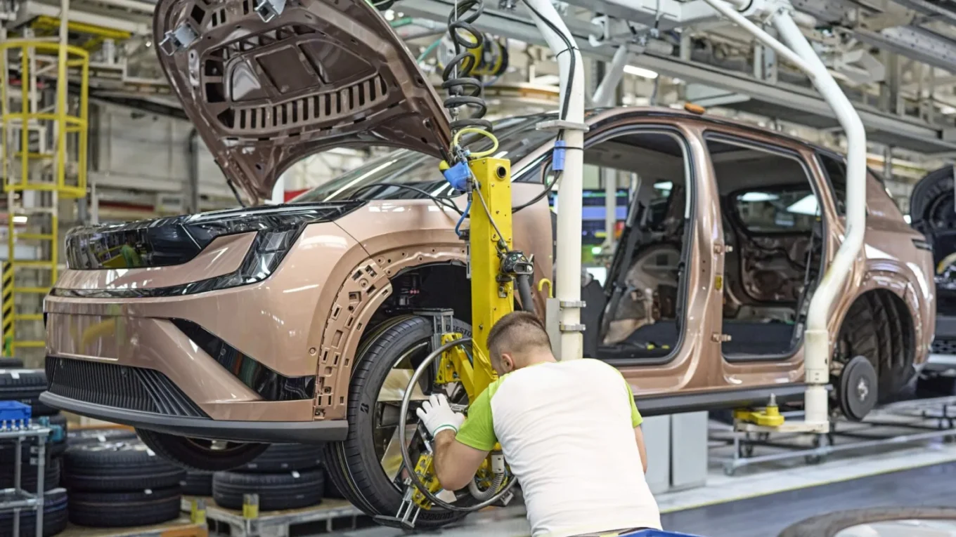Škoda zahájila sériovou výrobu elektromobilu Peaq. Sjíždí z linek v Mladé Boleslavi vedle Elroqu a Enyaqu