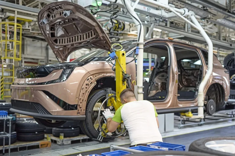 Škoda zahájila sériovou výrobu elektromobilu Peaq. Sjíždí z linek v Mladé Boleslavi vedle Elroqu a Enyaqu