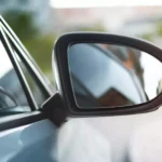 Máte tuto čáru na zrcátku? Spousta řidičů netuší, proč tam ve skutečnosti je