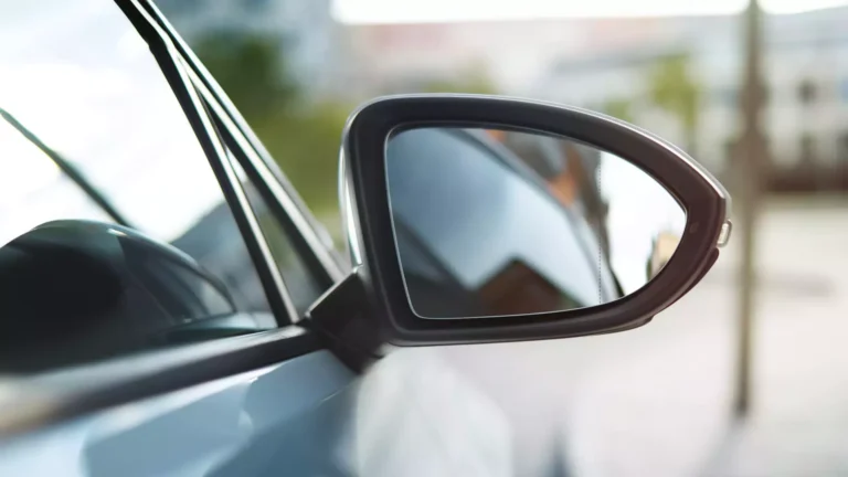 Máte tuto čáru na zrcátku? Spousta řidičů netuší, proč tam ve skutečnosti je