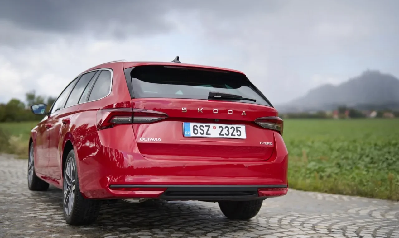Nová Škoda Octavia Hybrid má dva elektromotory a 170 koní. Má ale i jednu velkou nevýhodu