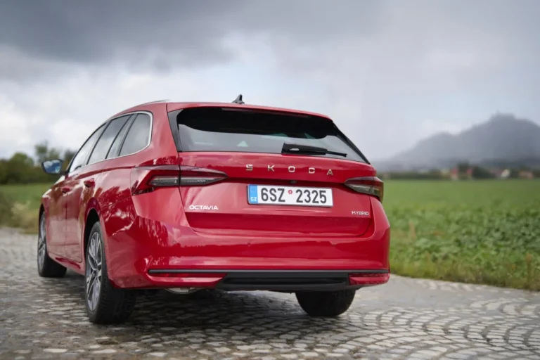 Nová Škoda Octavia Hybrid má dva elektromotory a 170 koní. Má ale i jednu velkou nevýhodu